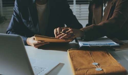 Lawyer,explained,to,the,client,about,the,law,that,must