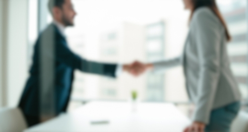 Blurred,business,handshake,in,modern,office